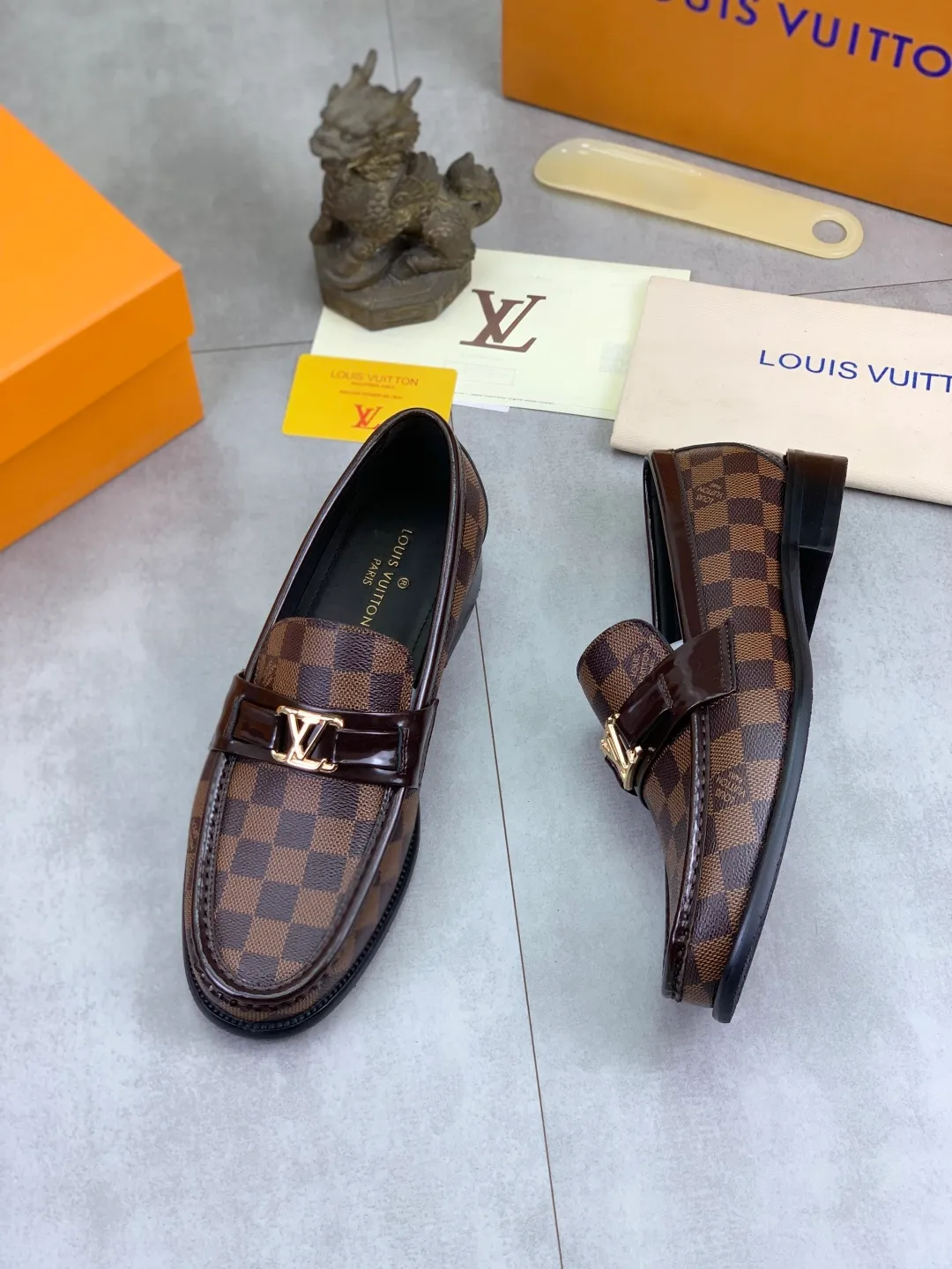 Men's men's shoes 💰P520 New style 💶[LOUIS VUITTON] Water-dyed Niuli Original order New style 🍀LV Louis Vuitton *——Top version of LV classic leather shoes! Made of imported original calfskin, original leather side strips and wear-resistant high-end rubber outsole! High quality products! Color: Black optional Size: 39-44 (45 customized)
